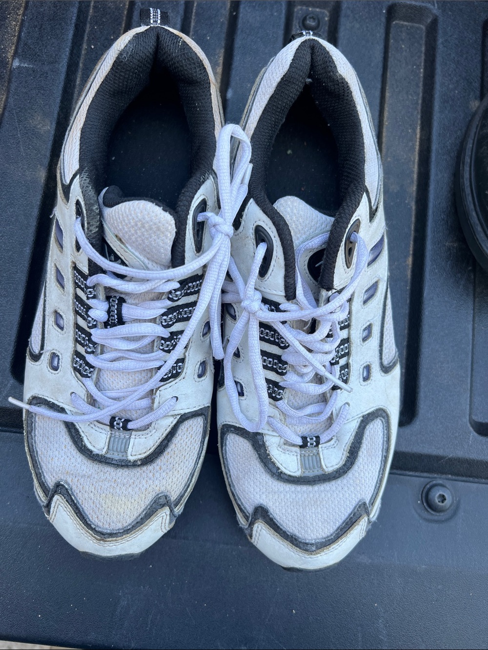 L.A. Gear White and Black Men's Athletic Sneakers